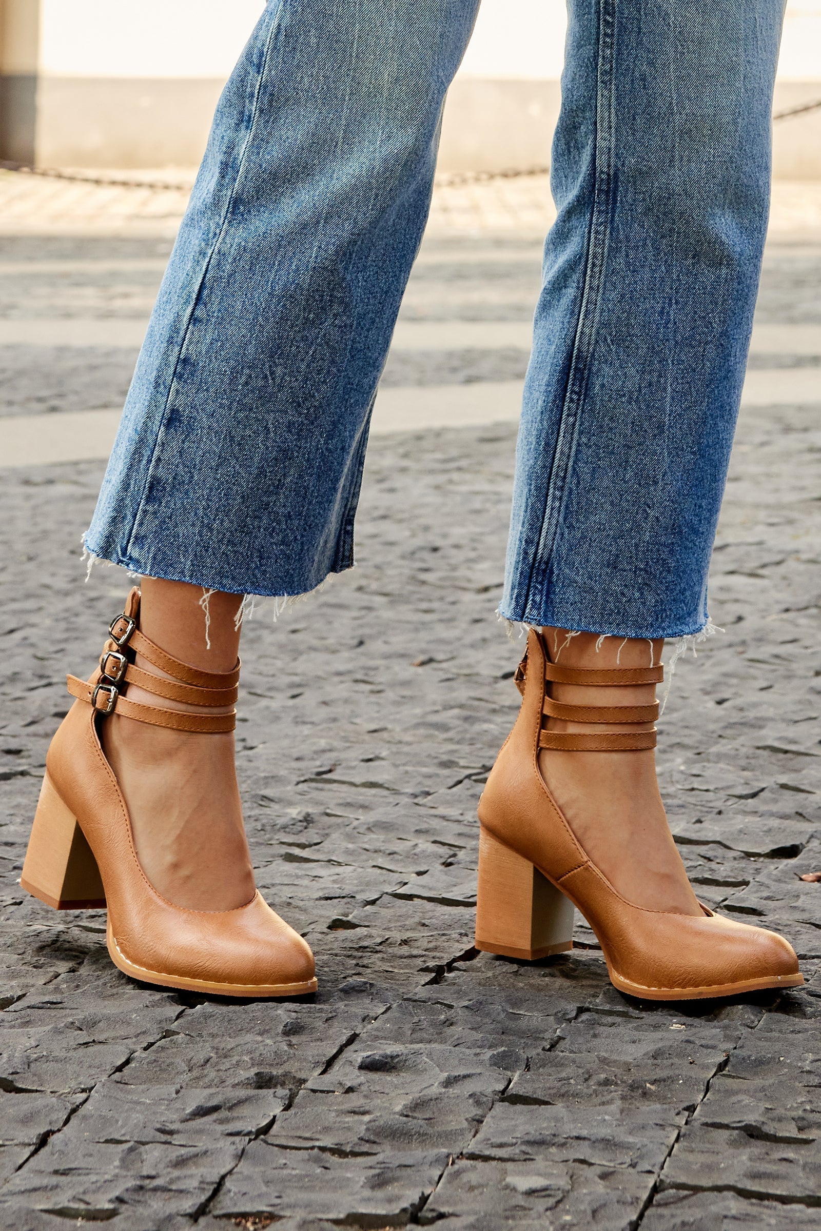 Women's Smooth Sandals with Ankle Strap and Thick Heel